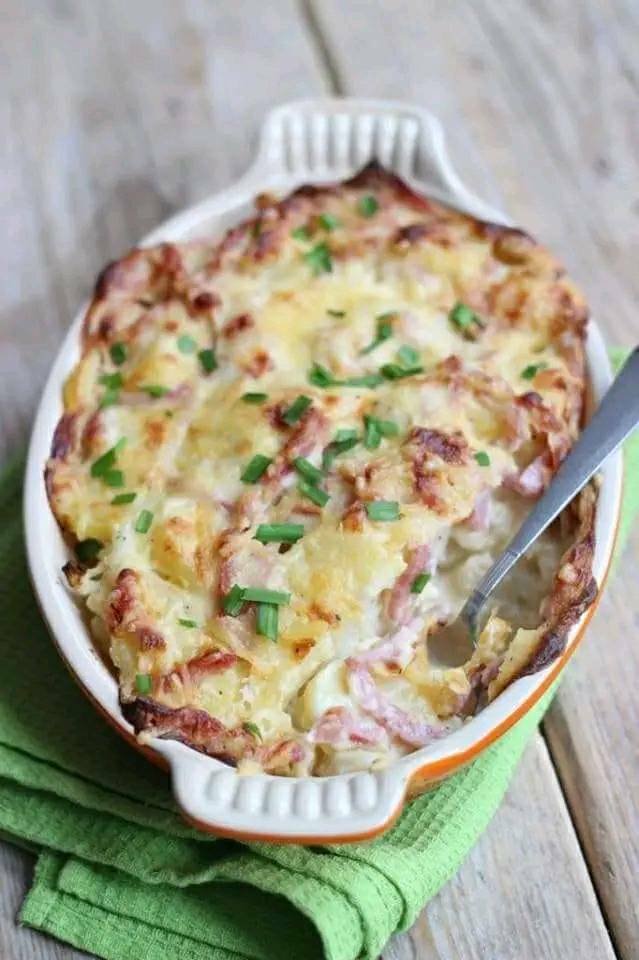 Gratin aus Blumenkohl, Kartoffeln, Käse und Schinken - Omas beste Rezepte