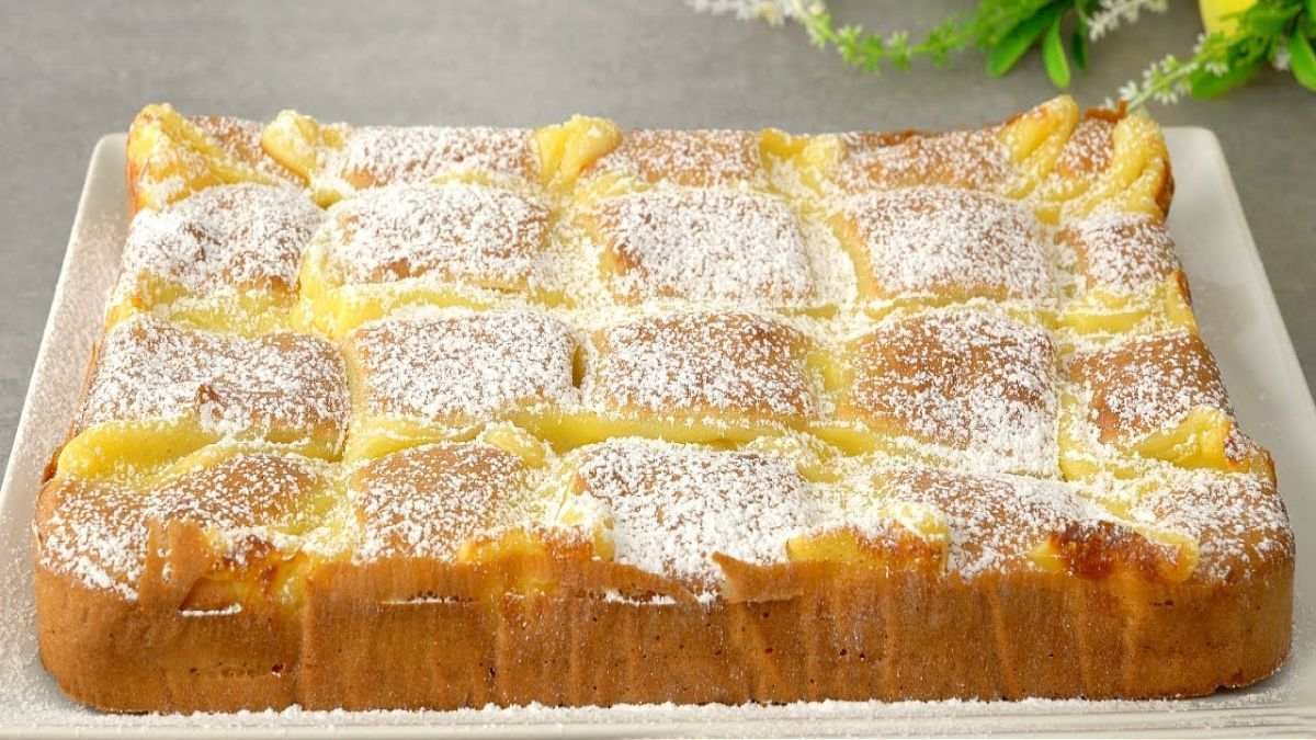 Apfelkuchen mit Sahne kann in nur fuenf Minuten zubereitet werden und hat nur 180 Kalorien. 1