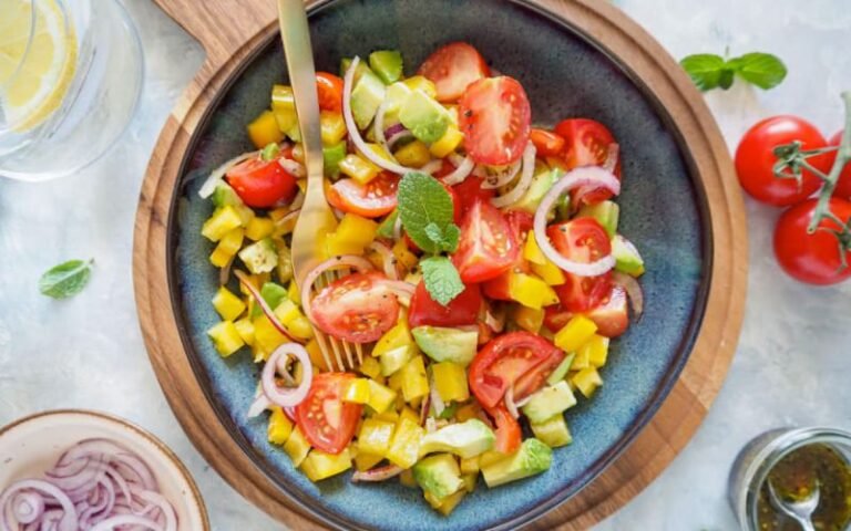 Avocado Salat mit Tomaten – Ein sommerliches Salat-Rezept mit ...