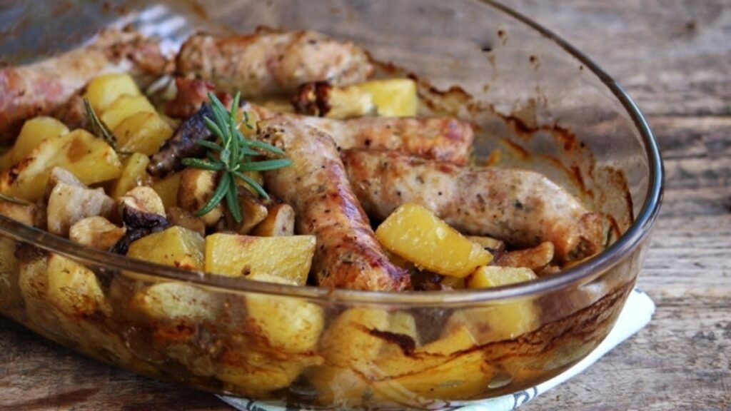 saucisses champignons et pommes de terre au four