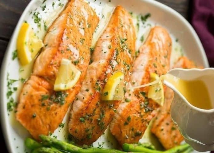 Lachs mit Knoblauchbutter und Zitrone - Omas beste Rezepte