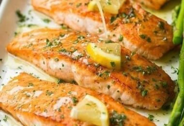 Lachs In Knoblauch-Zitronen-Butter - Omas Beste Rezepte