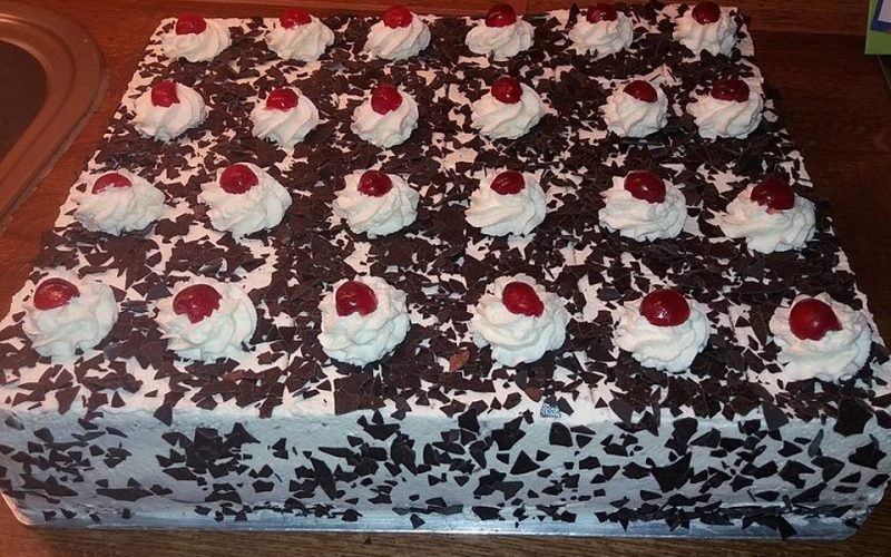 schwarzwalder puddingkuchen auf dem blech 800x500 1