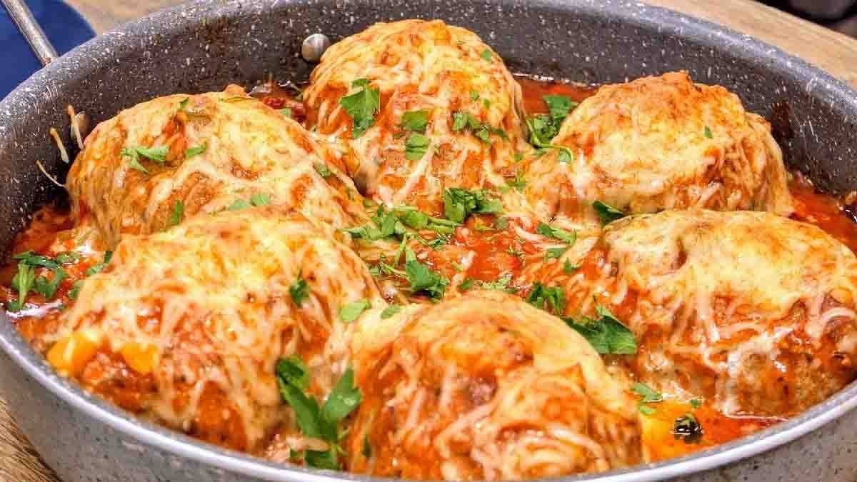 Frikadellen gefüllt mit Kartoffeln in Tomatensauce - Omas beste Rezepte