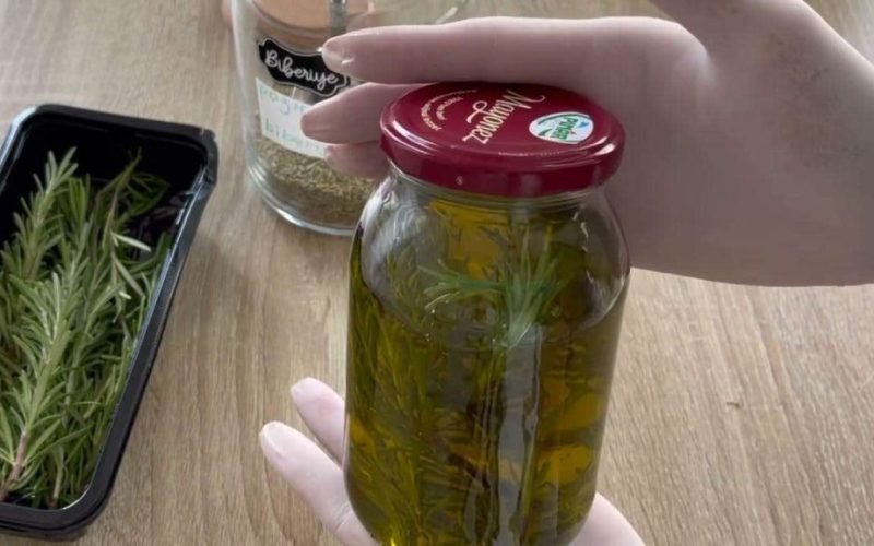 geben sie rosmarin mit ol in ein glas das sollten sie jeden abend tun