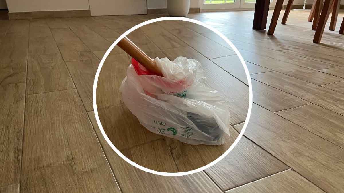 mettez un sac en plastique sur le balai et dites adieu a laspirateur