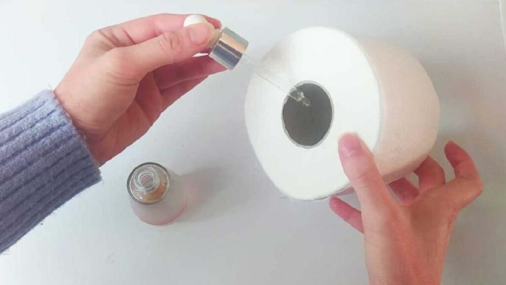 salle de bain malodorante utilisez lastuce de lhuile dans du papier toilette pour la parfumer