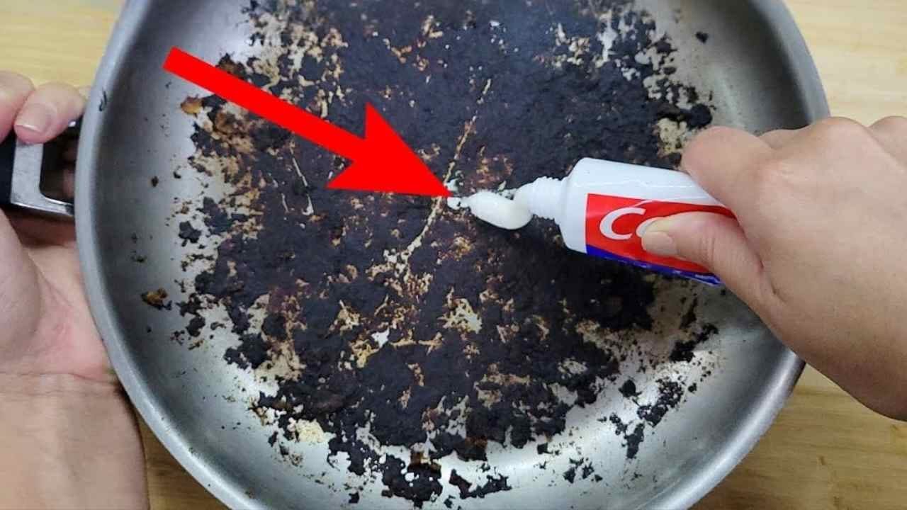 Dentifricio su padelle bruciate