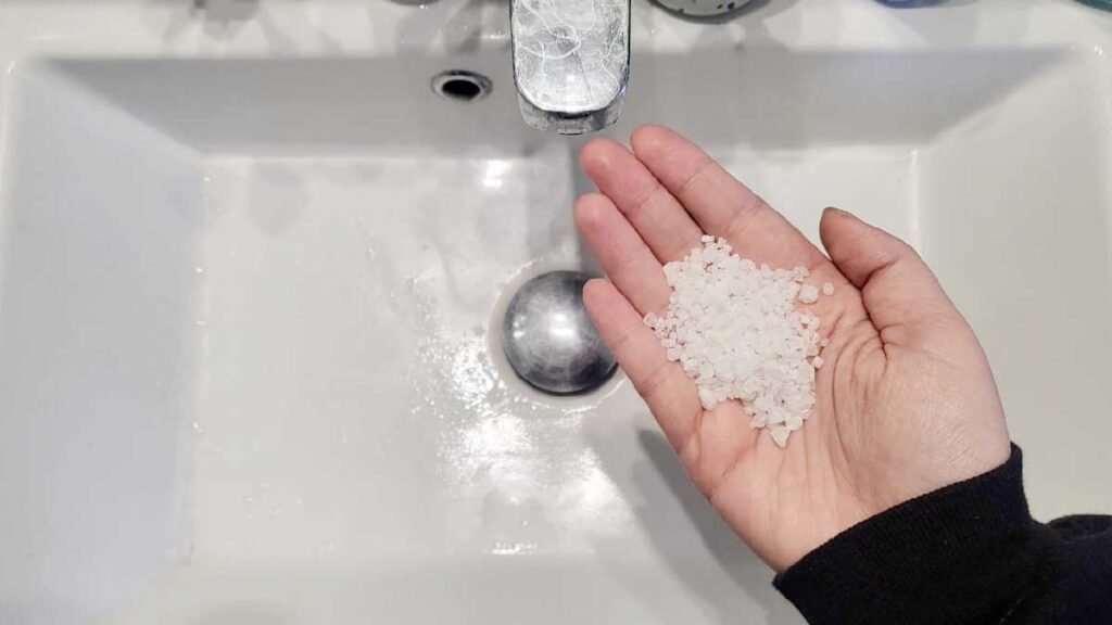 jeter une poignee de sel dans levier avant de dormir cest un geste a inserer dans vos habitudes quotidiennes