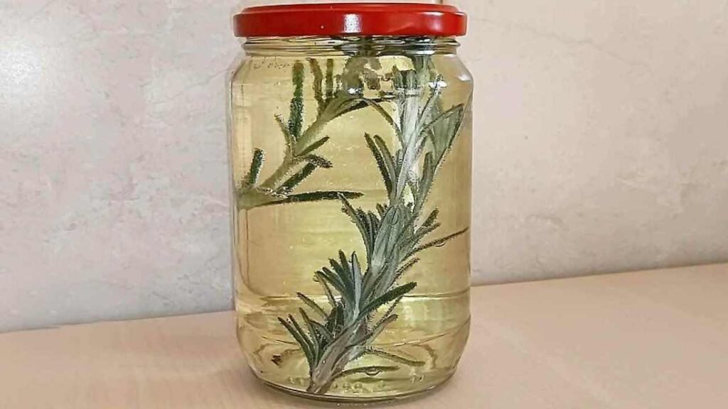 Rosmarino in barattolo con vino bianco
