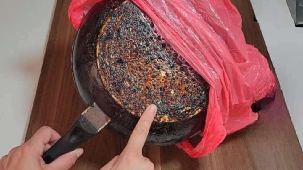 padella avvolta nel sacchetto di plastica