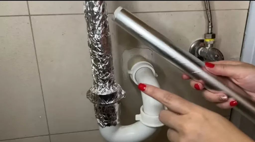 Carta stagnola attorno allo scarico.jpeg