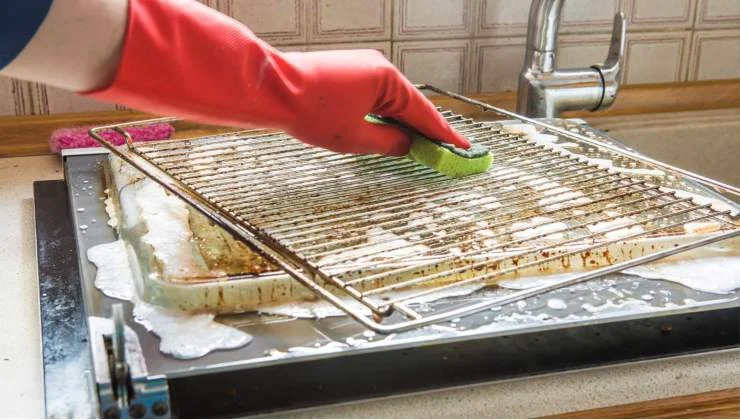 Griglia sporca e incrostata