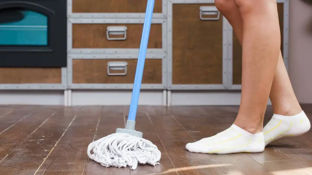 limpando o chao de casa