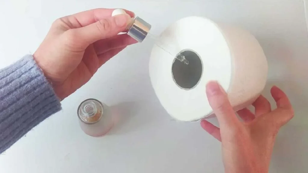 salle de bain malodorante utilisez lastuce de lhuile dans du papier toilette pour la parfumer.jpg