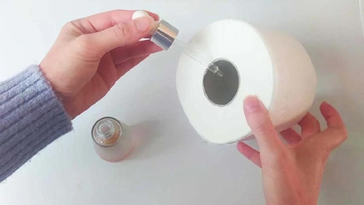 salle de bain malodorante utilisez lastuce de lhuile dans du papier toilette pour la parfumer.jpg