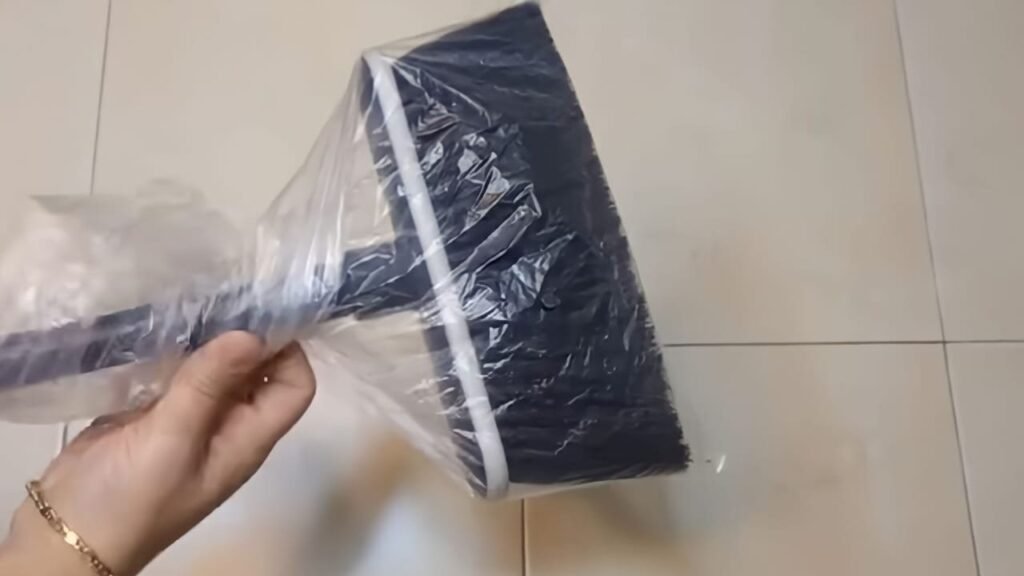 Sacchetto plastica nella scopa