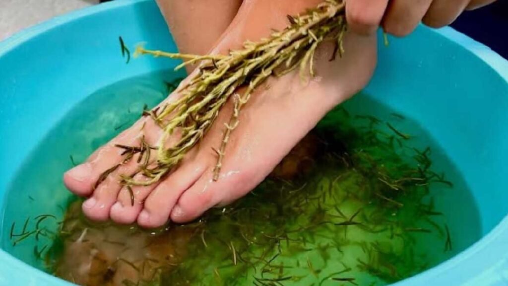 plongez vos pieds dans de leau chaude et du romarin cest un vieux remede de grand mere