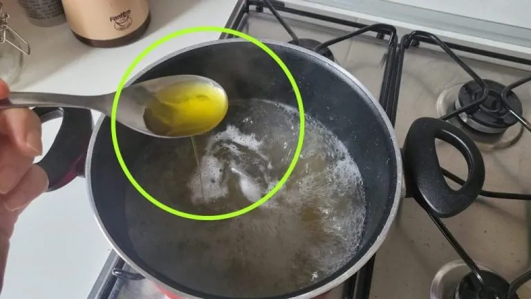 Cucchiaio di olio in acqua 1024x576 1 768x432 1 1