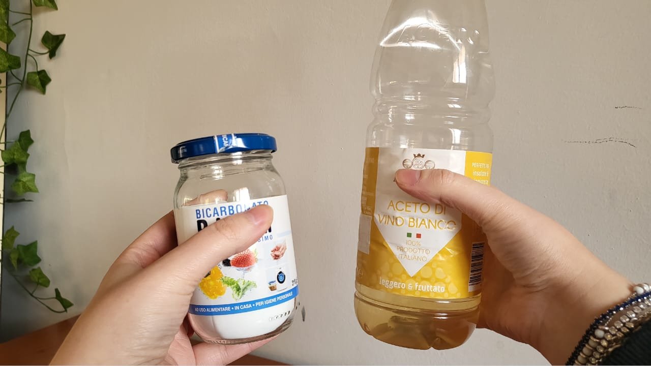 Usa aceto e bicarbonato
