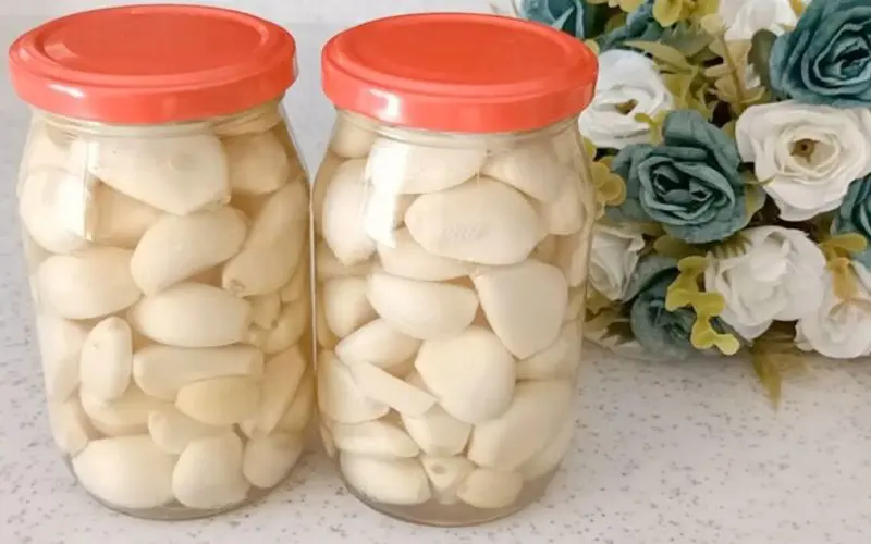 knoblauch 1 jahr lang immer frisch und unversehrt diesen trick in der kuche kennen nur koche 800x500 1.jpg