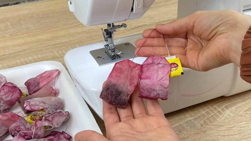 macchina da cucire e bustine the