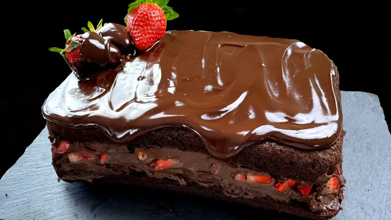 Schokoladenkuchen mit Vanillepudding und Walderdbeeren - Omas beste Rezepte